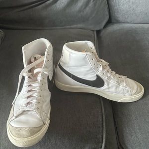 Nike Blazer Mid 77 Women's Sneaker